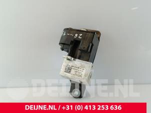 Gebruikte Kleppenblok hydraulisch Porsche Taycan (Y1A) 4S Prijs € 84,70 Inclusief btw aangeboden door van Deijne Onderdelen Uden B.V.