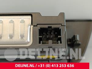 Porsche Taycan USB stekker O259794 foto 3