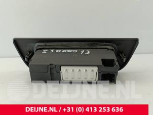 Porsche Taycan USB stekker O259794 foto 2
