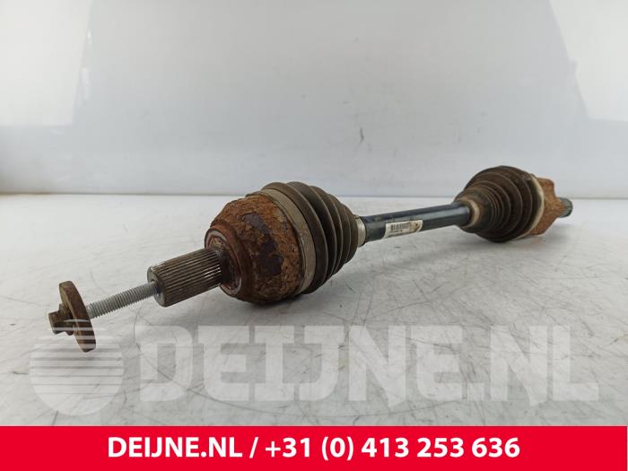 Gebruikte Aandrijfas links-voor Volvo V70 (BW) 2.0 D3 16V Prijs € 70,00 Margeregeling aangeboden door van Deijne Onderdelen Uden B.V.