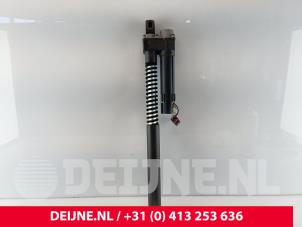 Porsche Taycan Gasdemper links-achter O260250 foto 2