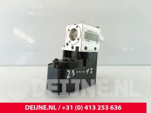 Gebruikte Kleppenblok hydraulisch Porsche Taycan (Y1A) 4S Prijs € 242,00 Inclusief btw aangeboden door van Deijne Onderdelen Uden B.V.