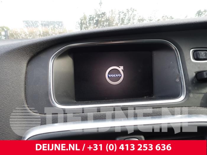 Gebruikte Display Interieur Volvo V40 Cross Country (MZ) 1.5 T3 16V Geartronic Prijs op aanvraag aangeboden door van Deijne Onderdelen Uden B.V.