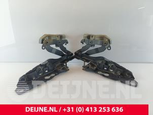 Gebruikte Motorkap Scharnier Volvo V60 II (ZW) 2.0 D4 16V Prijs € 45,00 Margeregeling aangeboden door van Deijne Onderdelen Uden B.V.