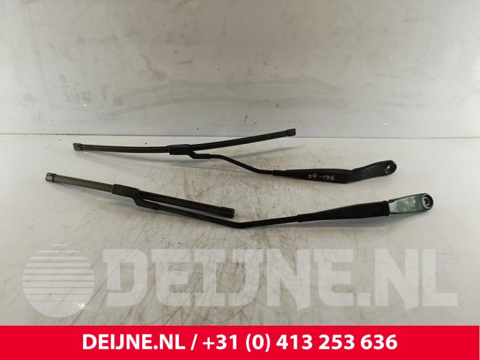 Volvo V40 Wiper arm set O261219