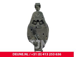 Volvo EX30 Rear spring retainer, left O261483 photo 3