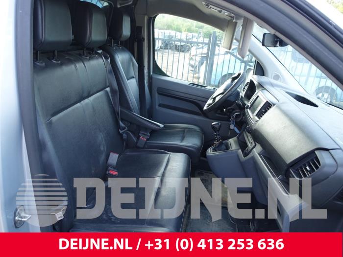 Peugeot Expert Bank rechts vorne O261689