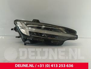 Gebruikte Koplamp rechts Volvo V60 II (ZW) 2.0 T6 16V Twin Engine Prijs € 900,00 Margeregeling aangeboden door van Deijne Onderdelen Uden B.V.