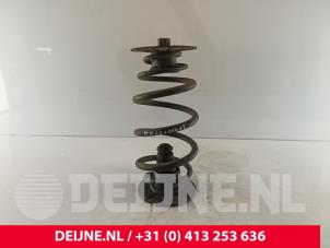Gebruikte Veerschroef achter Mercedes Vito (447.6) 2.0 116 CDI 16V Prijs € 48,40 Inclusief btw aangeboden door van Deijne Onderdelen Uden B.V.