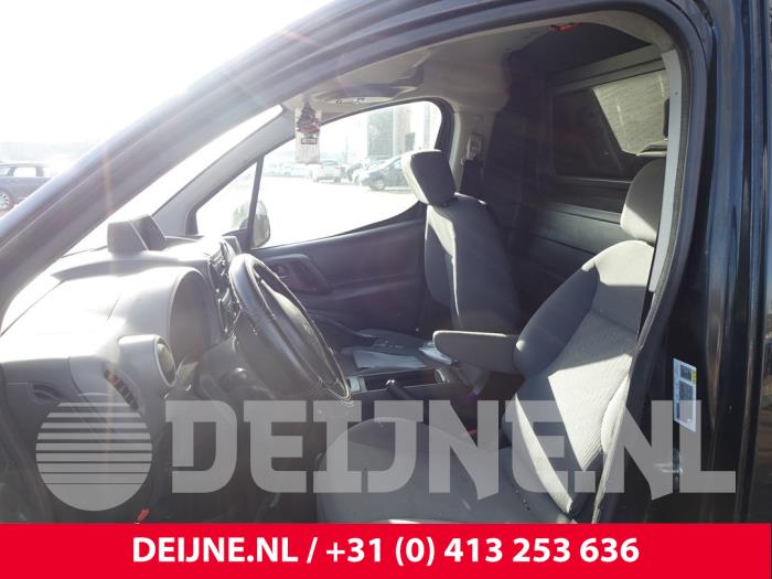 Peugeot Partner Sitz links O263976