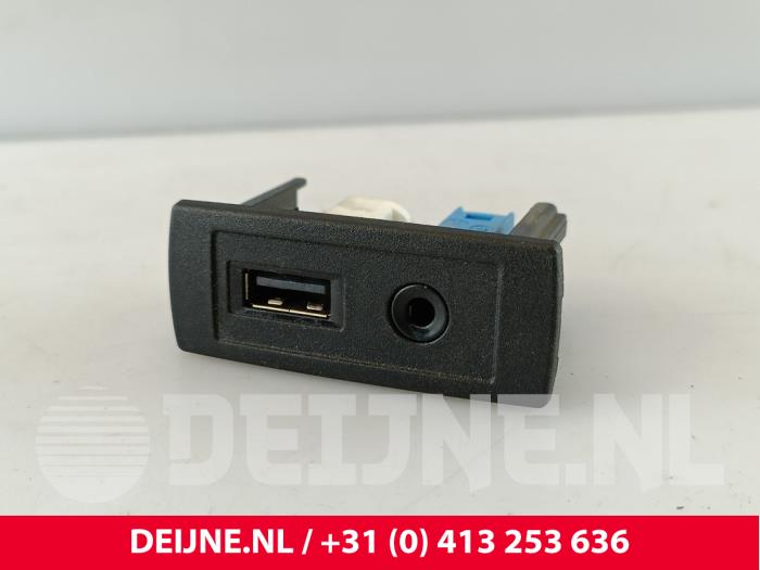 Mercedes Vito AUX / USB connection O265344
