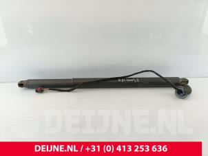 Gebruikte Gasdemper rechts-achter Volvo XC90 II 2.0 B5 16V Mild Hybrid AWD Prijs € 200,00 Margeregeling aangeboden door van Deijne Onderdelen Uden B.V.