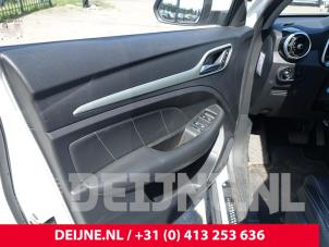 MG ZS Portier 4Deurs links-voor O265731 foto 2