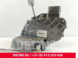 Volvo V70 Front door lock mechanism 4-door, right O265845 photo 3