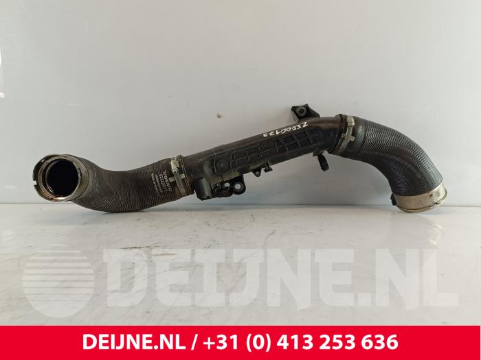 Gebruikte Intercooler Buis Volvo S90 II 2.0 D5 16V AWD Prijs € 75,00 Margeregeling aangeboden door van Deijne Onderdelen Uden B.V.