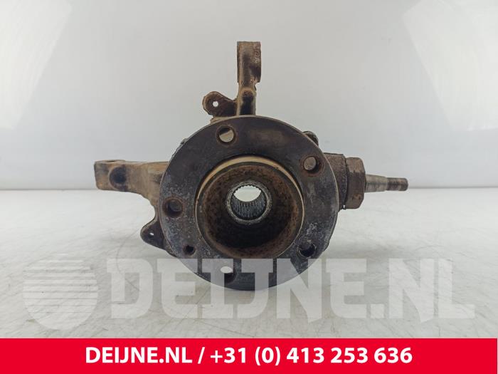 Nissan NV400 Achsschenkel links vorne O266671