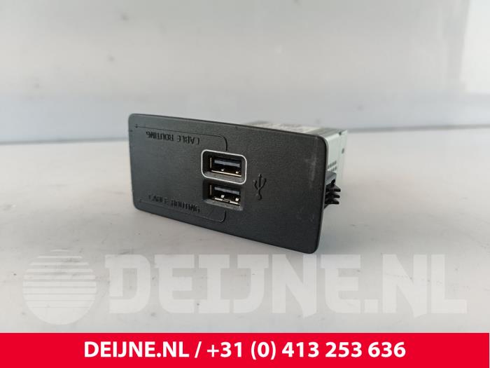 Gebruikte USB module Volvo V60 II (ZW) 2.0 D4 16V Prijs € 45,00 Margeregeling aangeboden door van Deijne Onderdelen Uden B.V.