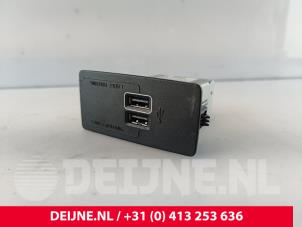 Gebruikte USB module Volvo V60 II (ZW) 2.0 D4 16V Prijs € 45,00 Margeregeling aangeboden door van Deijne Onderdelen Uden B.V.