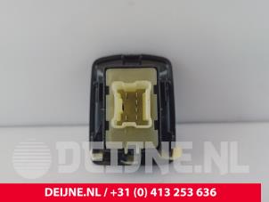 Opel Vivaro Electric window switch O267961 photo 3
