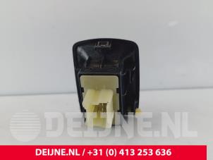 Opel Vivaro Electric window switch O267961 photo 2