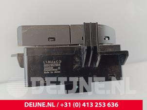 Lynk & Co 01 Panikbeleuchtung Schalter O267982 foto 3