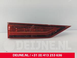 Gebruikte Achterlicht links Volvo V60 II (ZW) 2.0 B4 16V Mild Hybrid Prijs € 75,00 Margeregeling aangeboden door van Deijne Onderdelen Uden B.V.