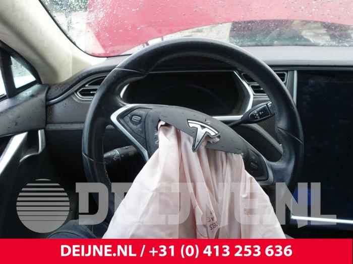 Tesla Model S Lenkrad O268535