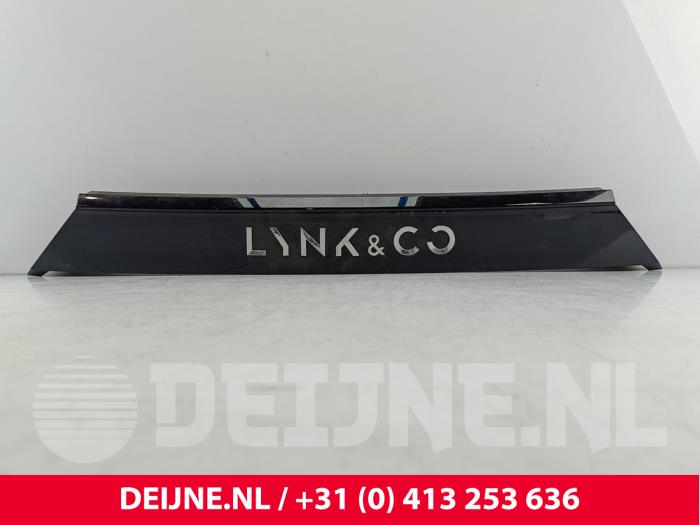 Lynk & Co 01 Sierlijst achterklep O269649