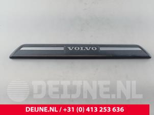 Gebruikte Voorinstap links Volvo V40 (MV) 1.6 D2 Prijs € 20,00 Margeregeling aangeboden door van Deijne Onderdelen Uden B.V.