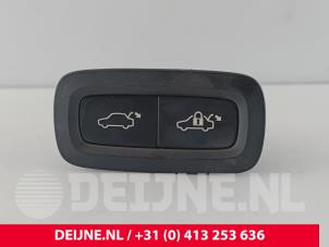 Gebruikte Schakelaar achterklep Lynk &amp; Co 01 1.5 PHEV Prijs € 30,25 Inclusief btw aangeboden door van Deijne Onderdelen Uden B.V.