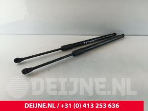 Gebruikte Gasdemper Motorkap Set Volvo V60 II (ZW) 2.0 D4 16V Prijs € 20,00 Margeregeling aangeboden door van Deijne Onderdelen Uden B.V.