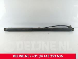 Gebruikte Kofferdekseldemper rechts-achter Volvo V90 II (PW) 2.0 D4 16V Prijs € 150,00 Margeregeling aangeboden door van Deijne Onderdelen Uden B.V.