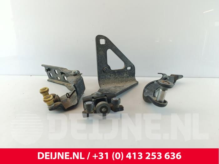 Renault Trafic Sliding door roller, right O272103