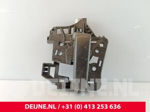 Gebruikte Greep achterdeur Bus-Bestel Peugeot Expert (V1/VA/VB/VE/VF/VT/VY) 2.0 Blue HDi 180 16V Prijs € 30,25 Inclusief btw aangeboden door van Deijne Onderdelen Uden B.V.