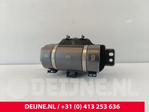 Gebruikte Handrem schakelaar BYD Dolphin 60,4 kWh Prijs € 121,00 Inclusief btw aangeboden door van Deijne Onderdelen Uden B.V.