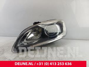 Gebruikte Koplamp links Volvo V60 I (FW/GW) 2.4 D6 20V Plug-in Hybrid AWD Prijs € 375,00 Margeregeling aangeboden door van Deijne Onderdelen Uden B.V.