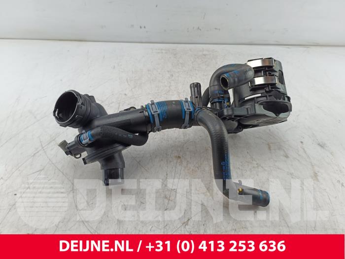Gebruikte Thermostaathuis Mercedes Sprinter 3,5t (910.0/910.1/907.1/907.2) 314 CDI 2.1 D FWD Prijs € 36,30 Inclusief btw aangeboden door van Deijne Onderdelen Uden B.V.