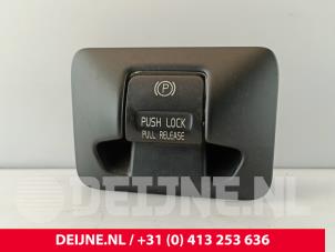 Gebruikte Schakelaar handrem Volvo V60 I (FW/GW) 1.6 DRIVe Prijs € 20,00 Margeregeling aangeboden door van Deijne Onderdelen Uden B.V.