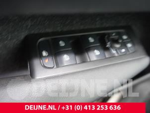 Gebruikte Ruit schakelaar elektrisch Volvo XC40 (XZ) 1.5 T4 Plug-in Hybrid 12V Prijs € 50,00 Margeregeling aangeboden door van Deijne Onderdelen Uden B.V.