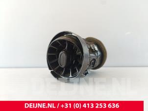Gebruikte Luchtrooster Dashboard Mercedes Sprinter 5t (907.6) 514 CDI 2.1 D RWD Prijs € 12,10 Inclusief btw aangeboden door van Deijne Onderdelen Uden B.V.
