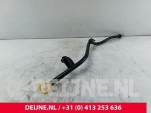 Gebruikte Peilstok Olie Mercedes Vito (447.6) 2.2 114 CDI 16V Prijs € 42,35 Inclusief btw aangeboden door van Deijne Onderdelen Uden B.V.
