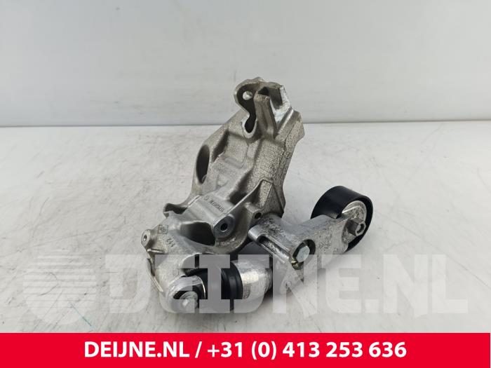 Gebruikte Dynamosteun boven Renault Trafic (1FL/2FL/3FL/4FL) 2.0 dCi 16V 170 Prijs € 24,20 Inclusief btw aangeboden door van Deijne Onderdelen Uden B.V.