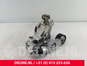 Gebruikte Dynamosteun boven Renault Trafic (1FL/2FL/3FL/4FL) 2.0 dCi 16V 170 Prijs € 24,20 Inclusief btw aangeboden door van Deijne Onderdelen Uden B.V.