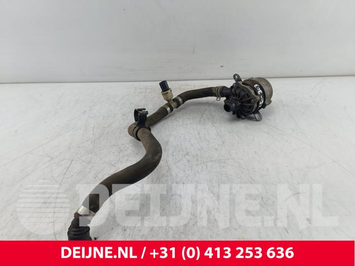 Gebruikte Waterpomp Volvo XC90 II 2.0 T8 16V Twin Engine AWD Prijs € 140,00 Margeregeling aangeboden door van Deijne Onderdelen Uden B.V.