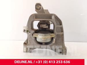 Opel Vivaro Engine mount O276151 photo 2