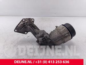 Gebruikte Oliefilterhuis Mercedes Sprinter 3,5t (906.63) 319 CDI,BlueTEC V6 24V Prijs € 24,20 Inclusief btw aangeboden door van Deijne Onderdelen Uden B.V.