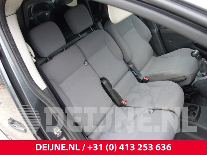 Peugeot Partner Bank rechts vorne O276298