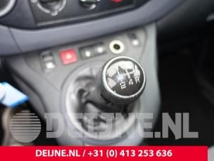Gebruikte Versnellingspook Peugeot Partner (GC/GF/GG/GJ/GK) 1.6 HDI 90 Prijs € 48,40 Inclusief btw aangeboden door van Deijne Onderdelen Uden B.V.