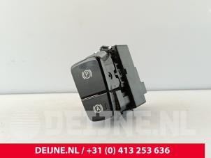 Gebruikte Schakelaar handrem Volvo XC40 (XZ) 1.5 T4 Plug-in Hybrid 12V Prijs € 35,00 Margeregeling aangeboden door van Deijne Onderdelen Uden B.V.