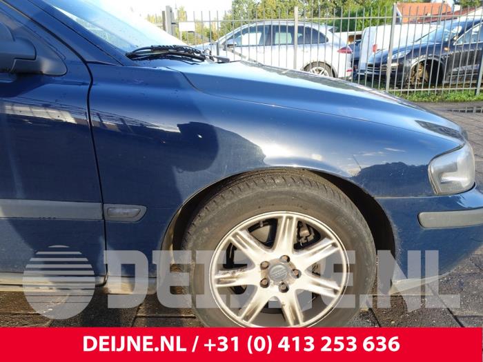 Volvo V70 Kotflügel rechts vorne O277064